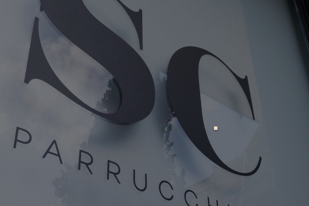 Insegna SC Parrucchieri all'ingresso del salone